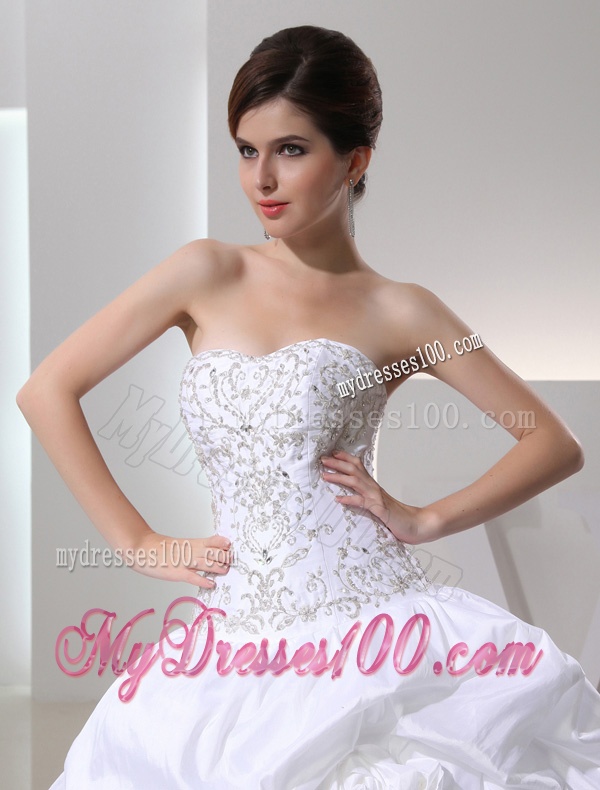 2016 Ball Gown Sweetheart Neck Wedding Dress with Pick-ups and Appliques