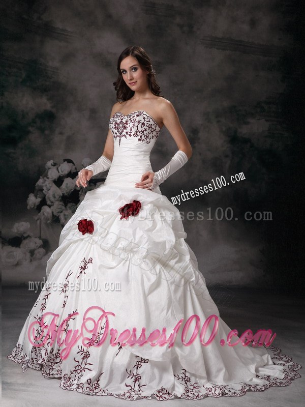 Beautiful White Pick-ups Wedding Dress with Handmade Flowers Embroidery