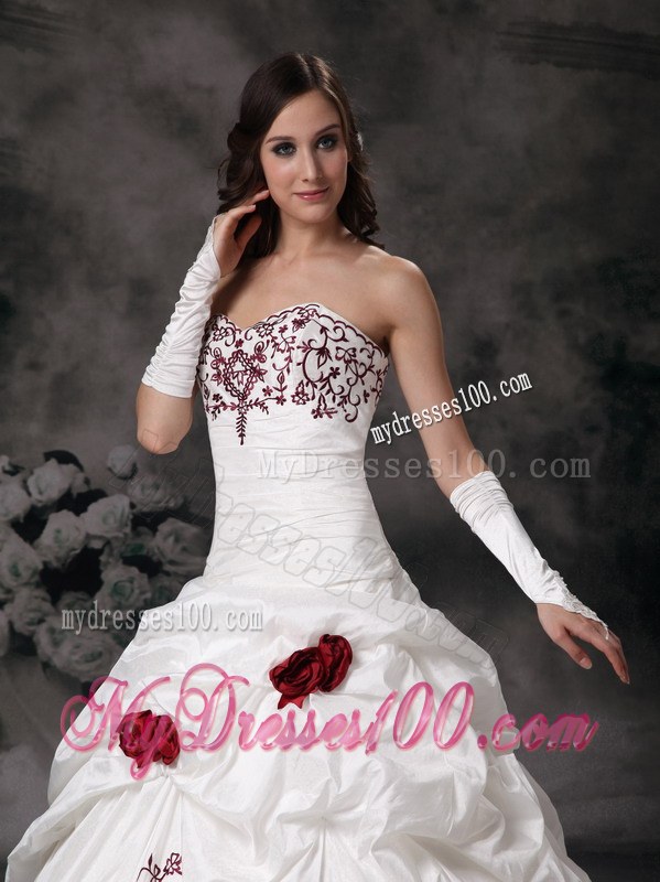 Beautiful White Pick-ups Wedding Dress with Handmade Flowers Embroidery